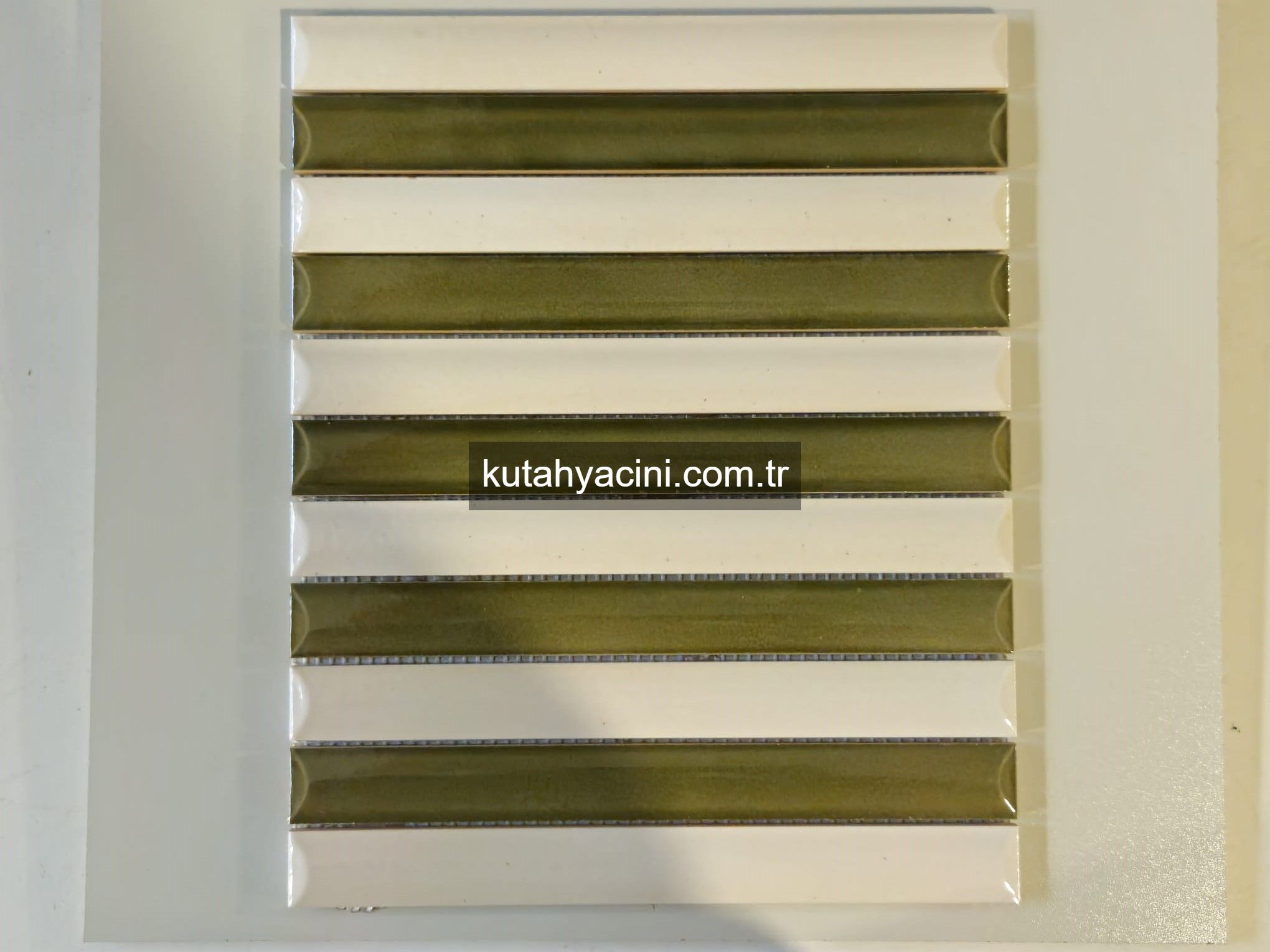 2.5X25 kitkat zeytin yeşil beyaz   m2 160 adet